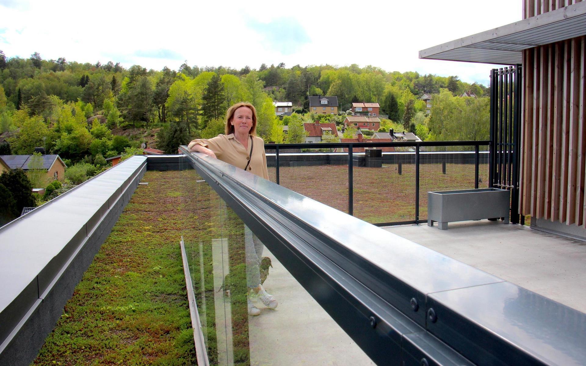 Helene Johansson på den gemensamma terrassen. 