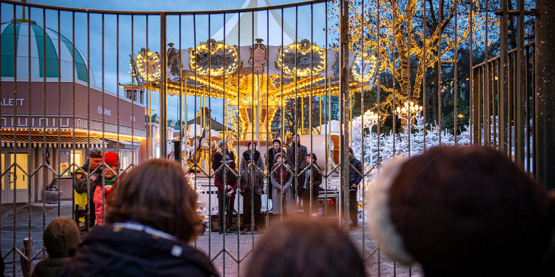 Vid premiären för Jul på Liseberg år 2019 blev väntande besökare underhållna av en kör. 