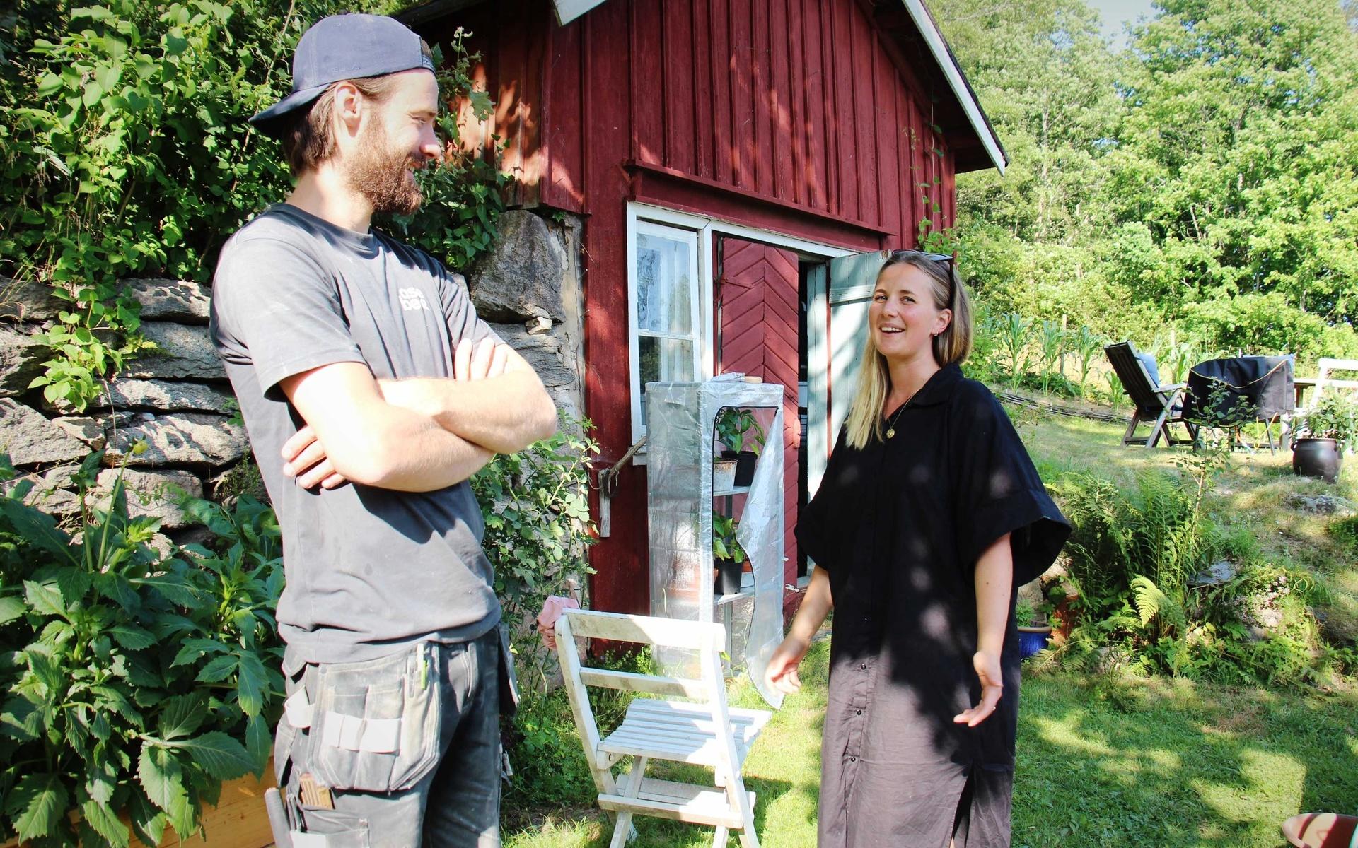 Albin Andersson och Sofie Wallenius gillar båda att fixa med huset, även om de inte är helt inne på exakt samma saker. ”Jag tycker det är kul när det kommer till att bygga kök och så, men att bygga bjälklag och isolera är inte jättekul”, tycker Sofie. 