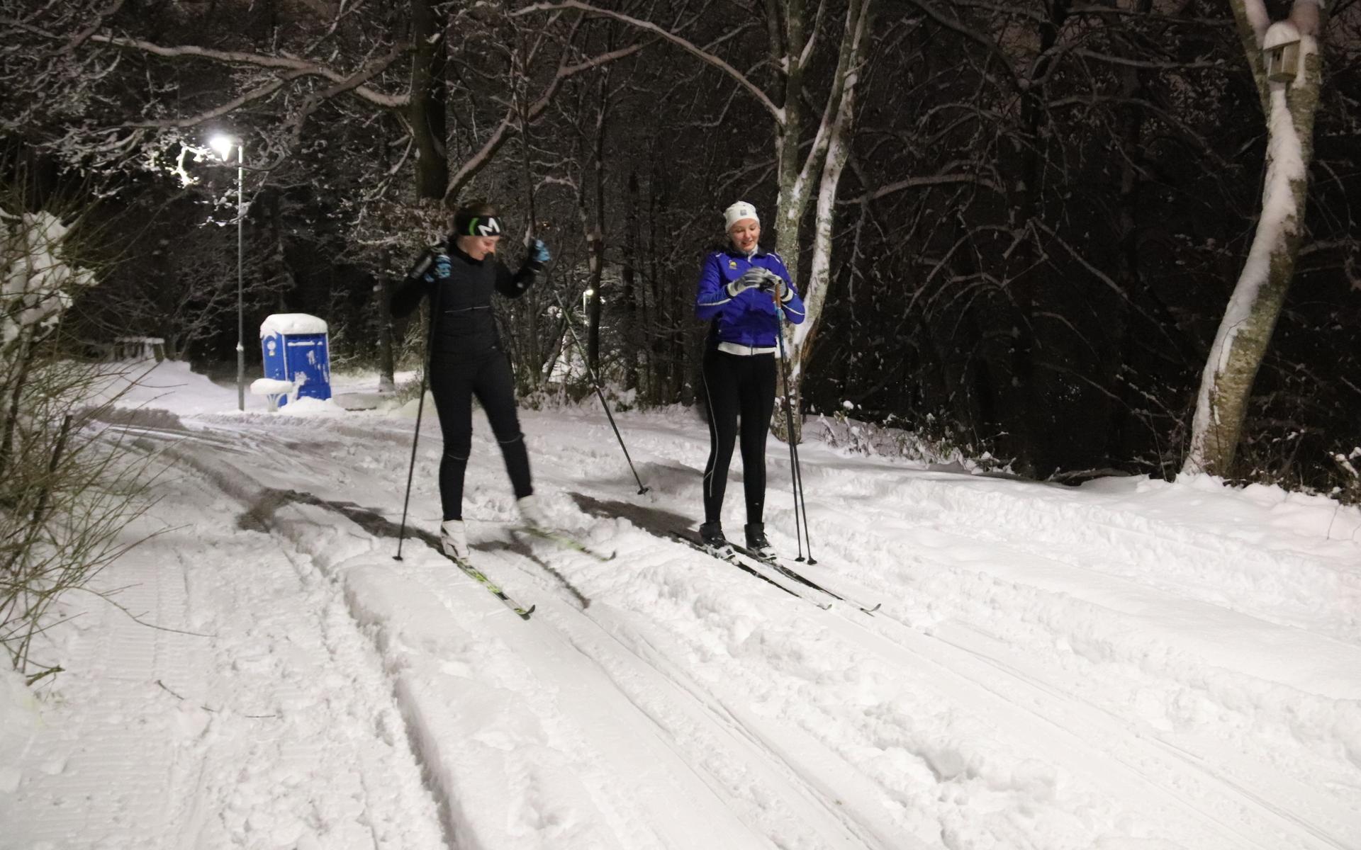 Alice Olsson och Louise Olsson gillar att åka längdskidor, men det är inte så ofta de kan göra det i Mölndal. 