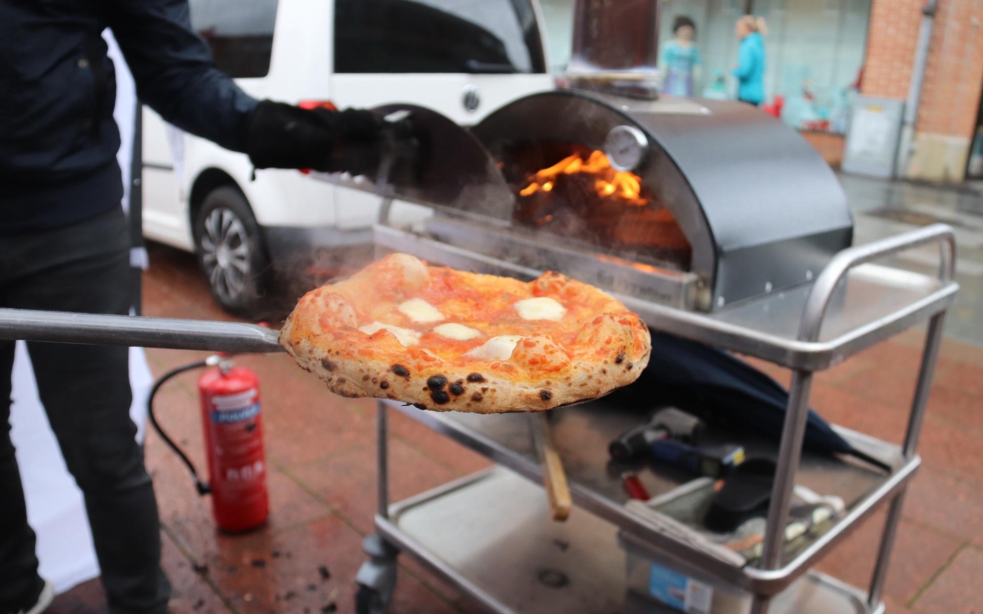 Napolitansk pizza med tomatsås, mozzarella och lite parmesan.