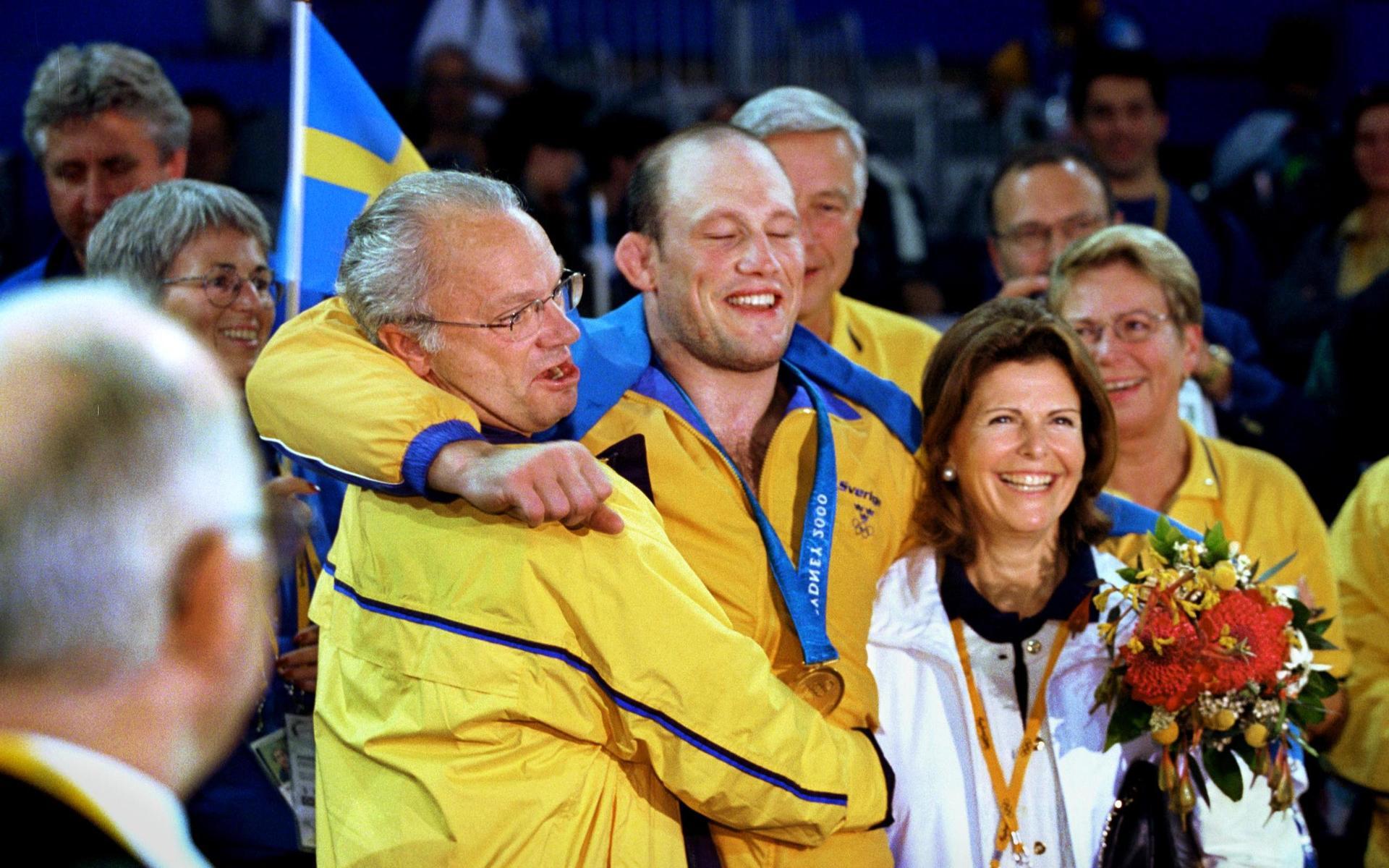 Kung Carl XVI Gustaf kramar om guldmedaljören tillsammans med drottning Silvia.