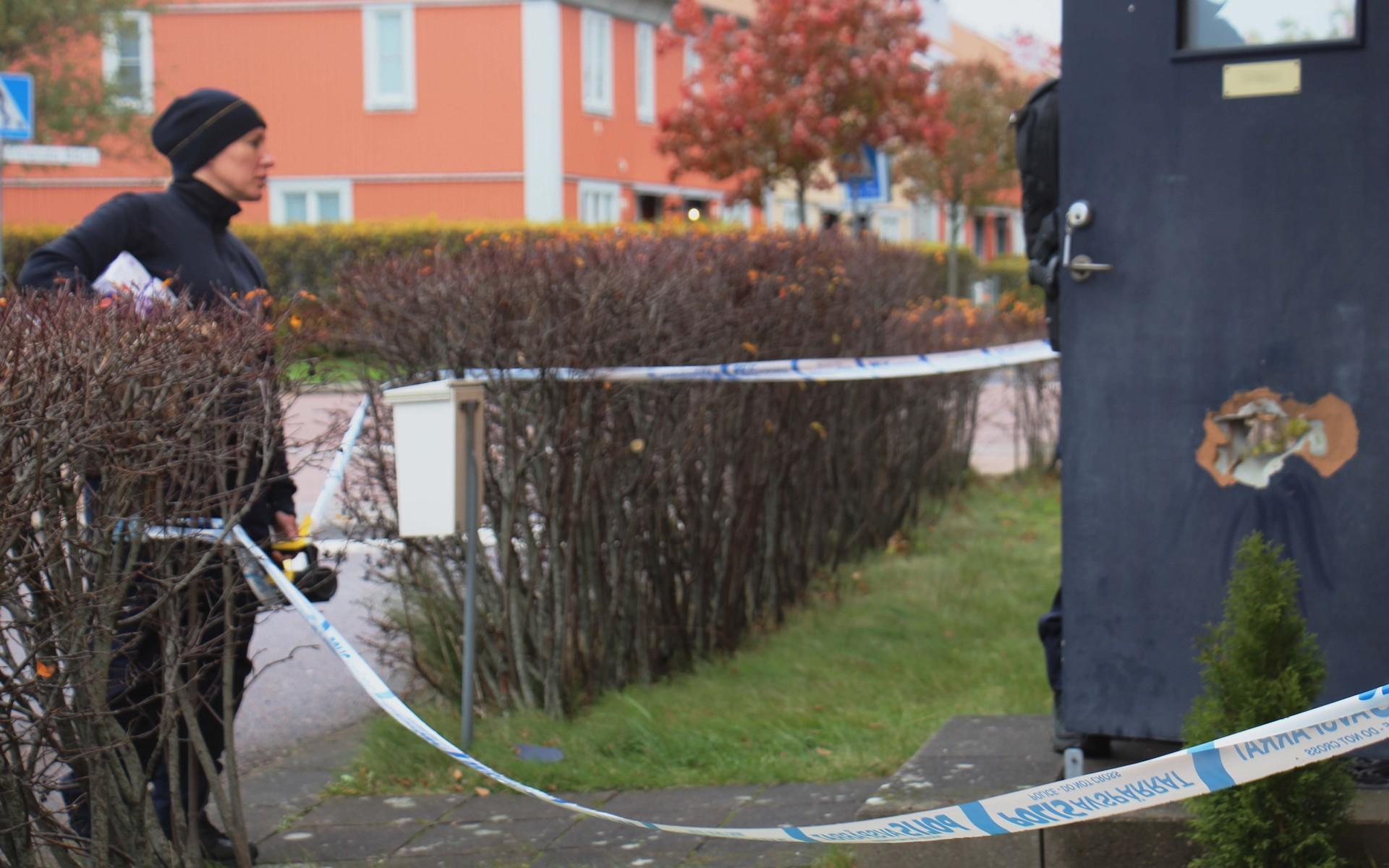Polisens tekniker kom till platsen runt 11.00 för att genomföra en brottsplatsundersökning. Eklanda gård explosion