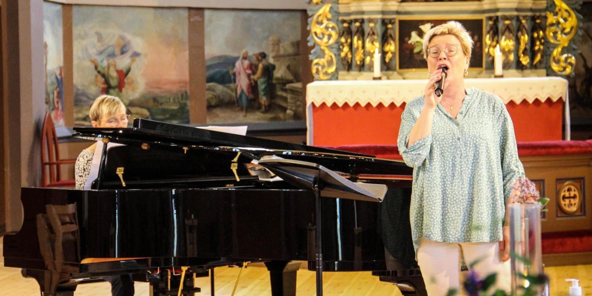 Kyrkomusikerna Elisabeth Engdahl och Karin Rosander har sett många beröras av musiken. 