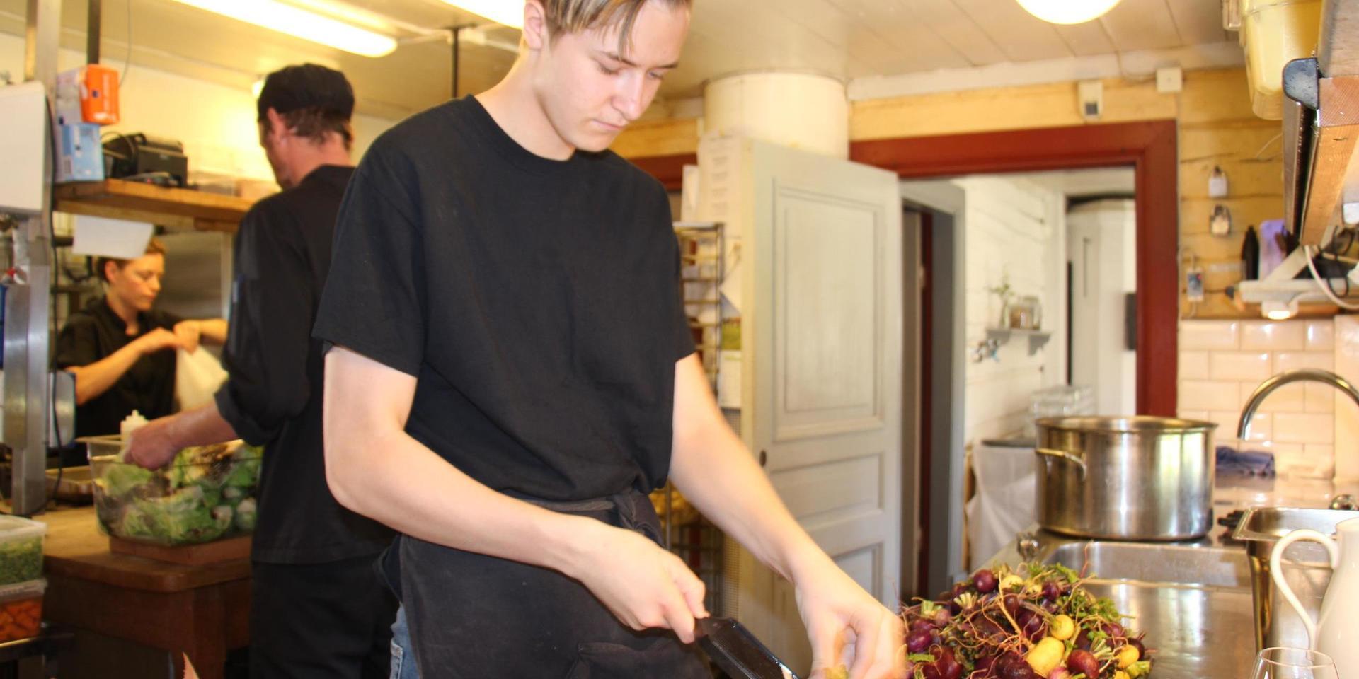 Mattias Dahlgren var en av ungdomarna som fick feriejobb sommaren 2019. Då jobbade han  i köket på Gunnebo slott. I år ska 300 platser fördelas bland de sökande.