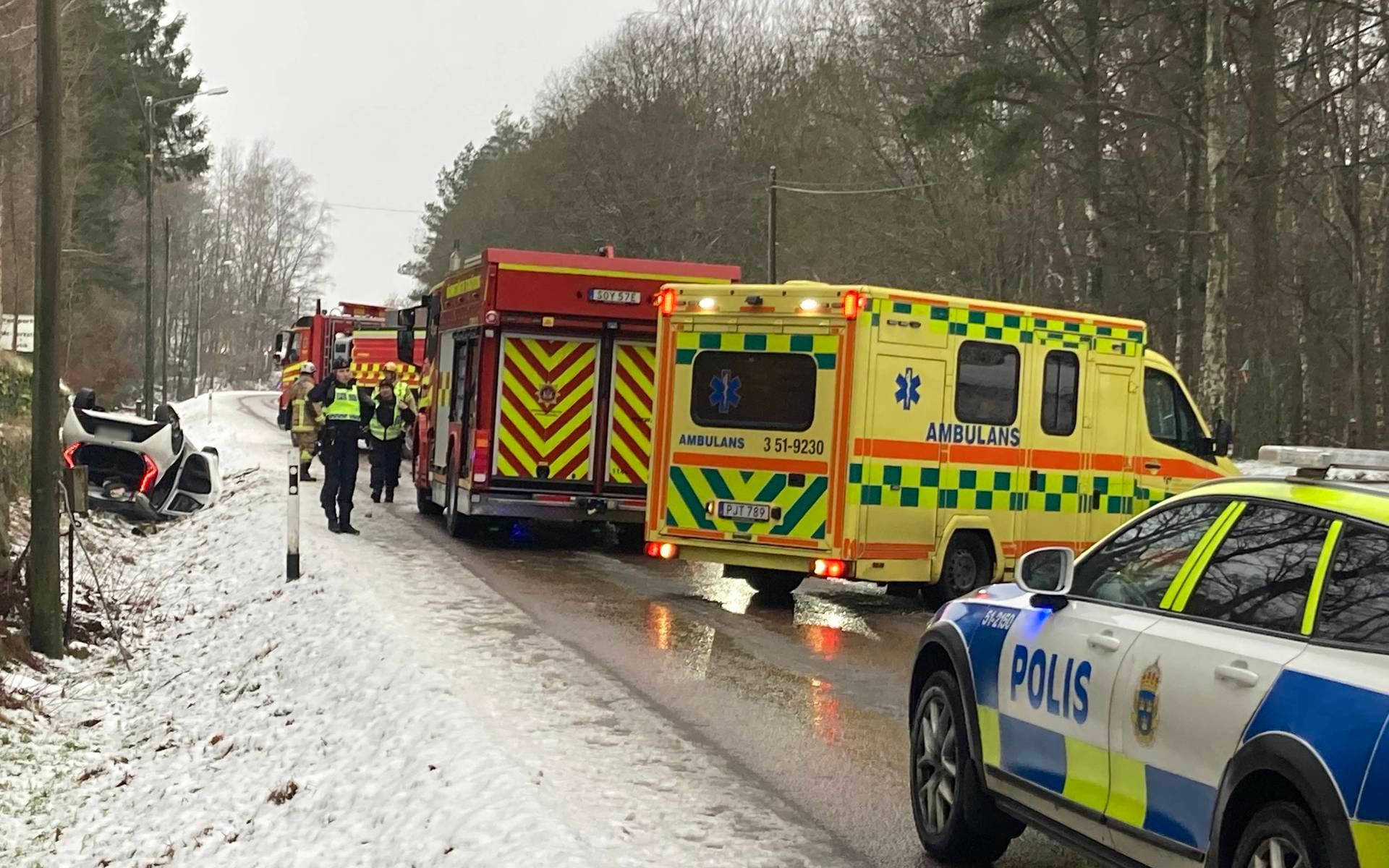 Fyra enheter från räddningstjänsten, två ambulanser och en ledningsbil är på plats på Spårhagavägen efter att en personbil voltat av vägen.
