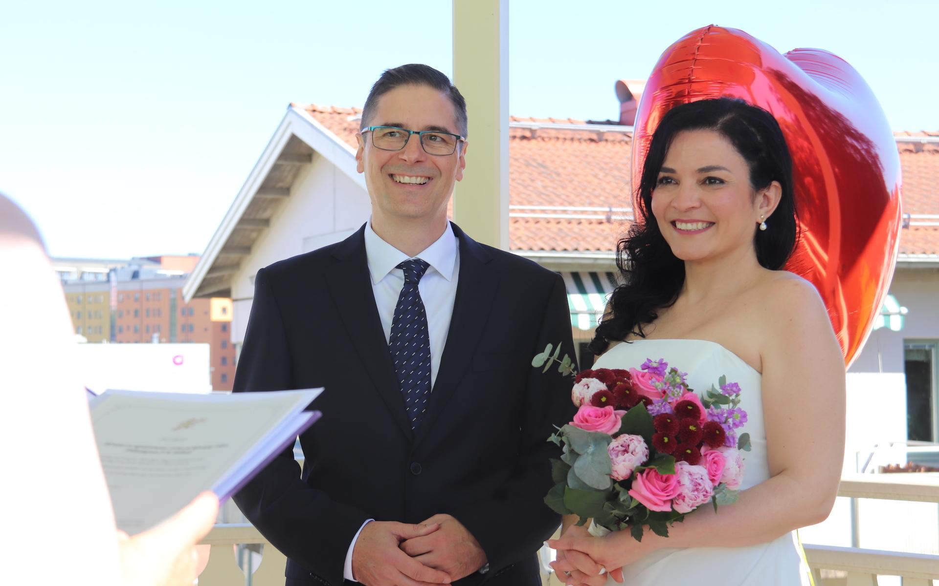 Goran Puretic och Flavia Mariani gifte sig i Björckska villan under söndagen.