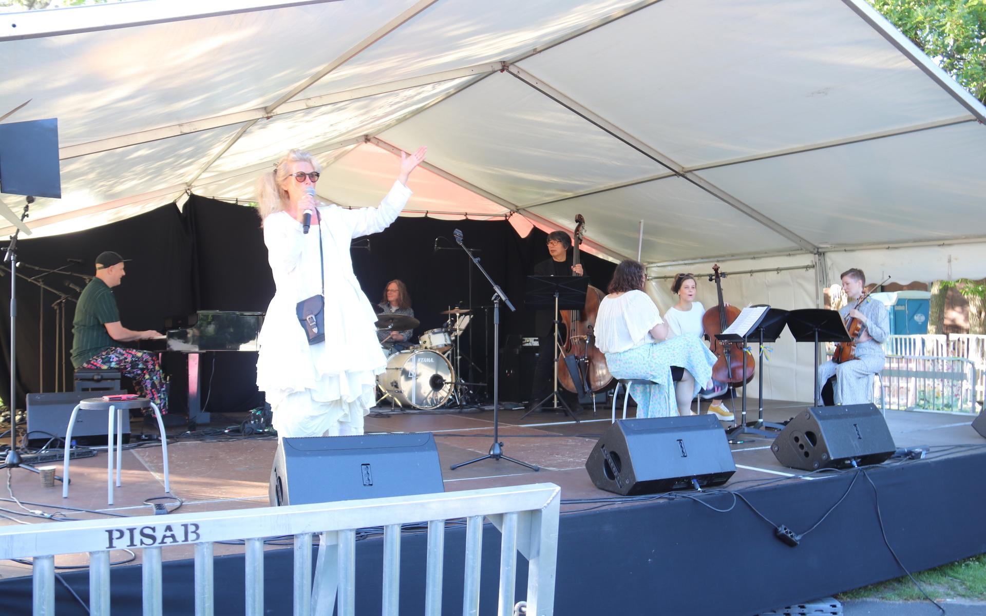 Tillsammans med John Holmström Trio och en stråktrio stämde Irène Sjöberg-Lundin upp i födelsedagssång för att fira hundraåringen Mölndal.