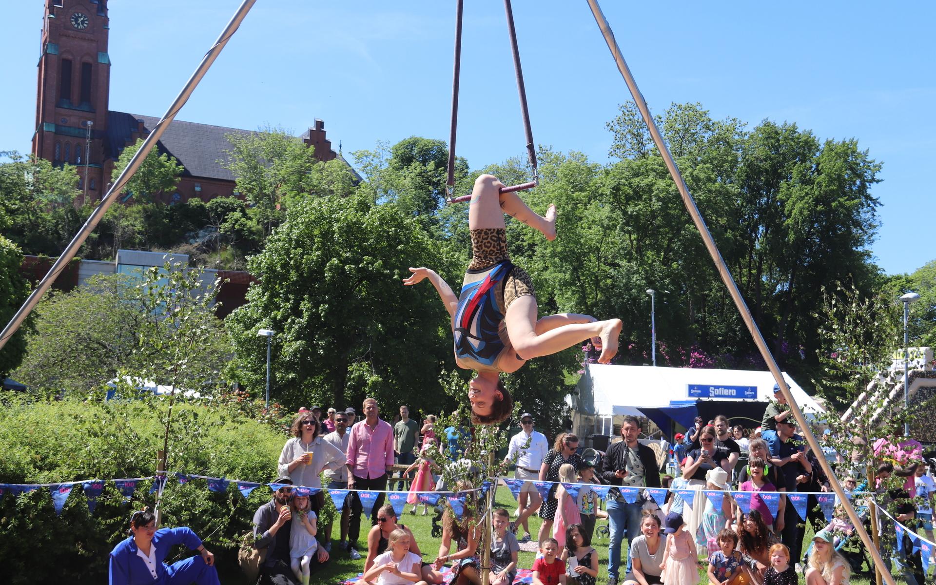 Spinning Compas Performance bjöd även på akrobatkonster i Stadshusparken.