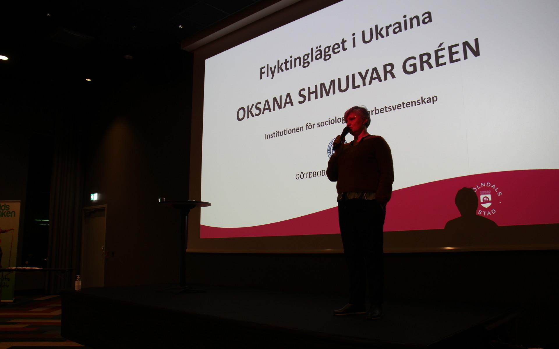 Migrationsforskaren Oksana Shmulyar Gréen vid Göteborgs universitet var inbjuden att tala på informationsträffen. Hon var märkbart berörd. Shmulyar Gréen kommer nämligen själv från Ukraina. 