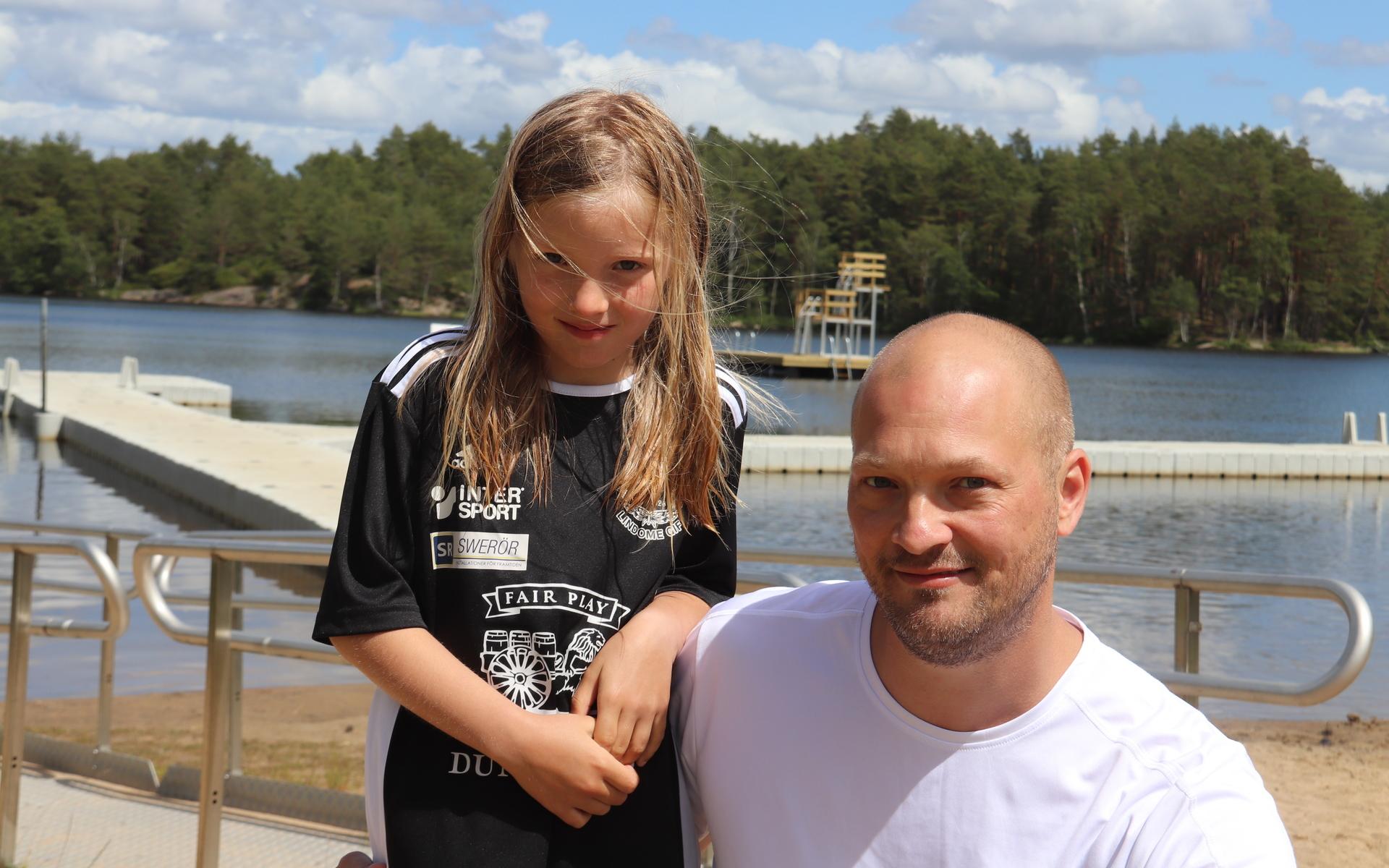 Elsa Dahlström badade med sin pappa Johan Kristiansson – och testade hopptornet i vattnet. 