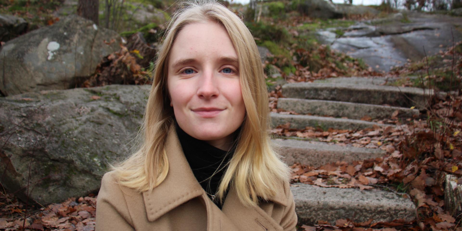 Ebba Hermansson, Sverigedemokraterna. Bilden är tagen utanför Herkulesgården i Kikås där hon gärna promenerar när hon är hemma. 