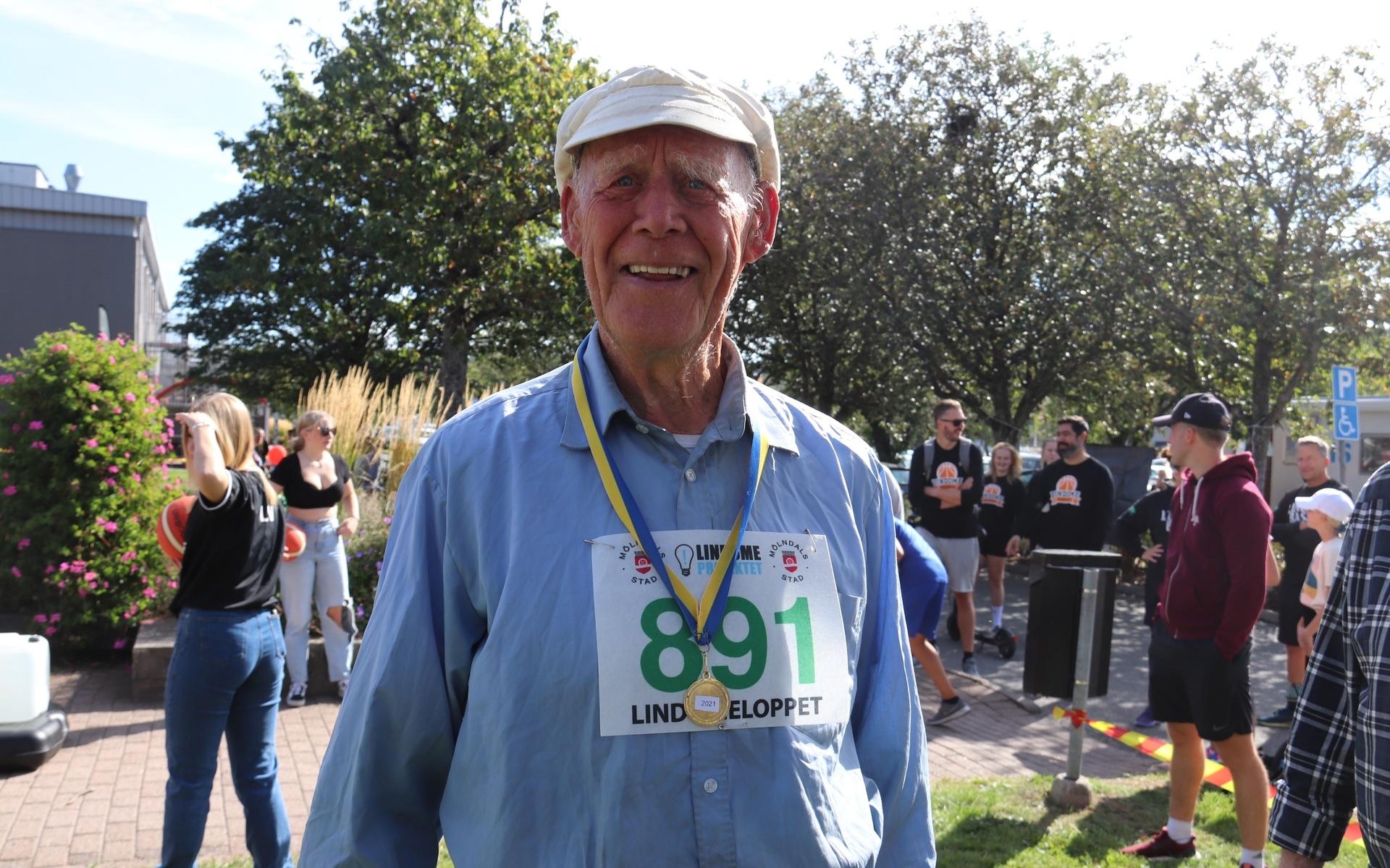 93-årige Allan Sagstrand, kanske inte snabbast, men med råge äldst i Lindomeloppet.