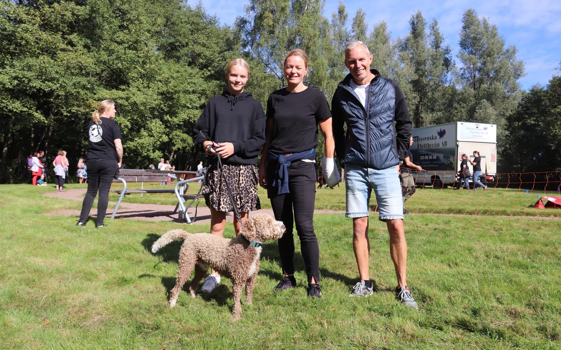 Pax tillsammans med familjen – Tilda Blixt, Åsa Blixt och David den Hartog.