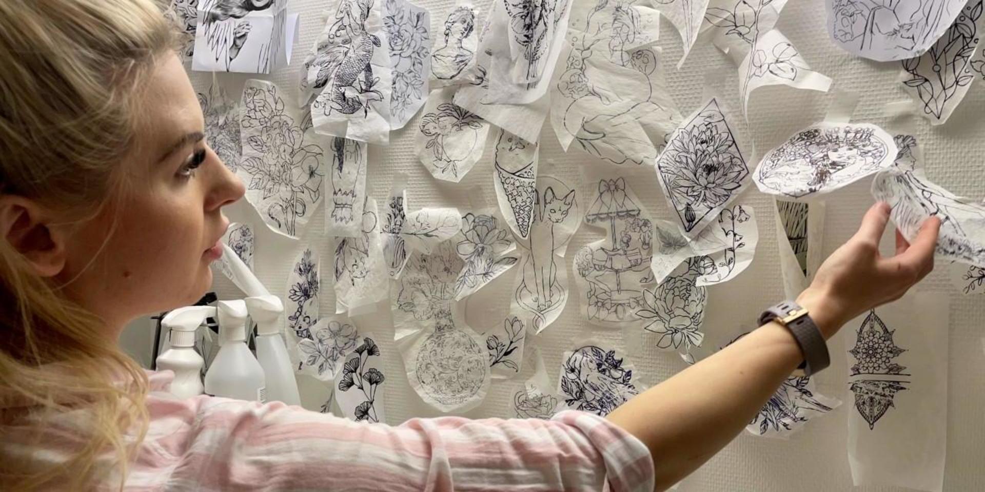 Skisser och mönster hänger i Karin Liljas tatueringslokal. Bild: Mia Sandblom