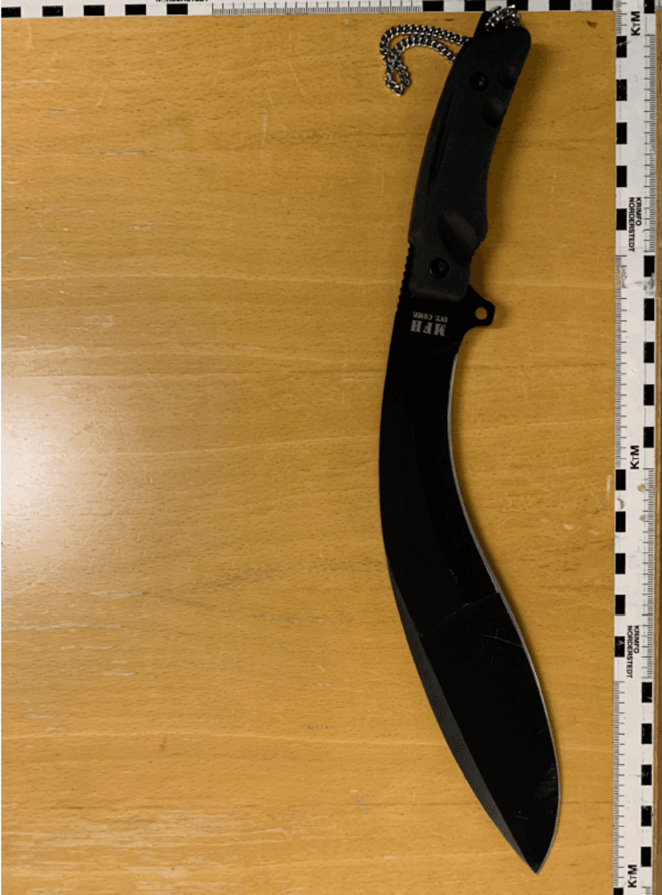 Kniven som mannen hade på sig innanför jackan. Enligt polisen är den av typen machete. 