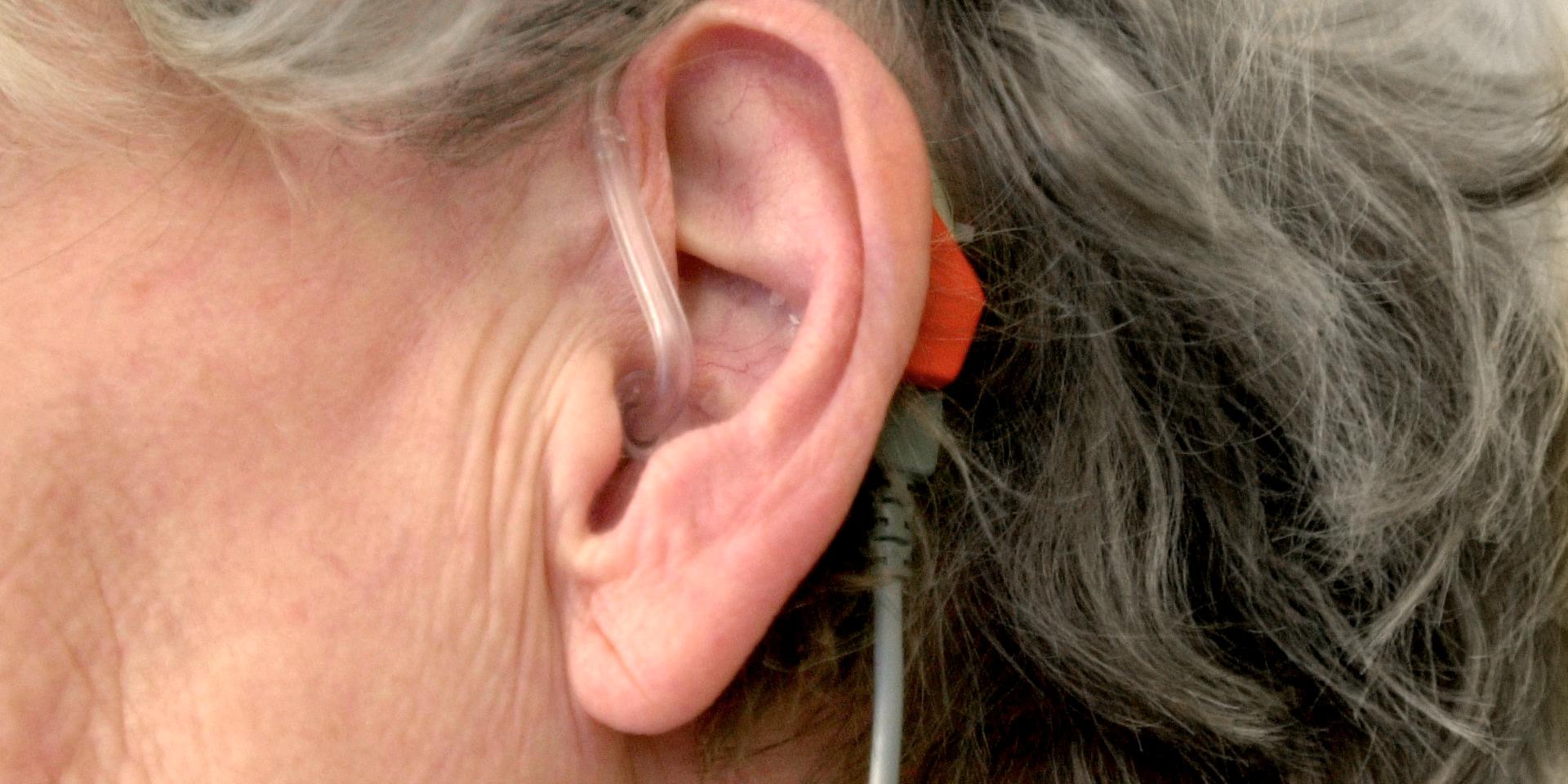 Det är viktigt att personalen på äldreboenden har kunskap om hörselproblem, skriver en företrädare för Hörselskadades riksförbund. 