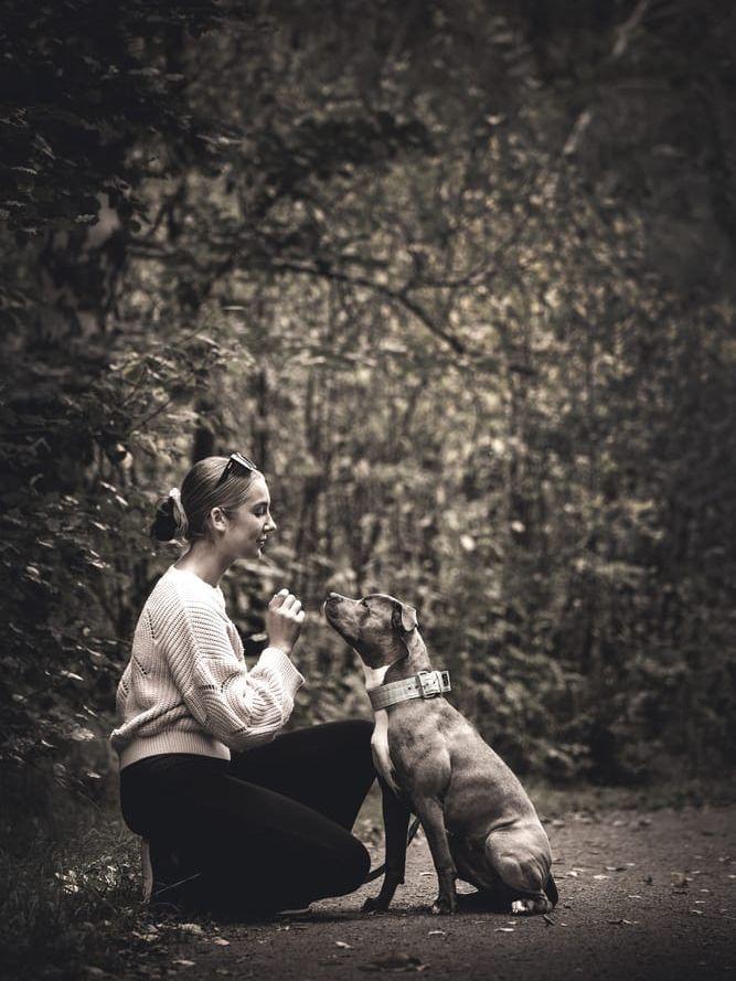 Nathalie Landström tillsammans med sin hund Sasha. Foto: Privat.