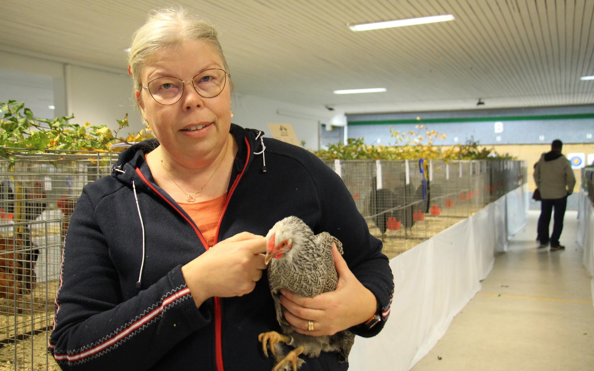 Karin Käck är medlem i Knallebygdens fjäderfä förening och ställer ut med sin höna som inte fått något namn. 