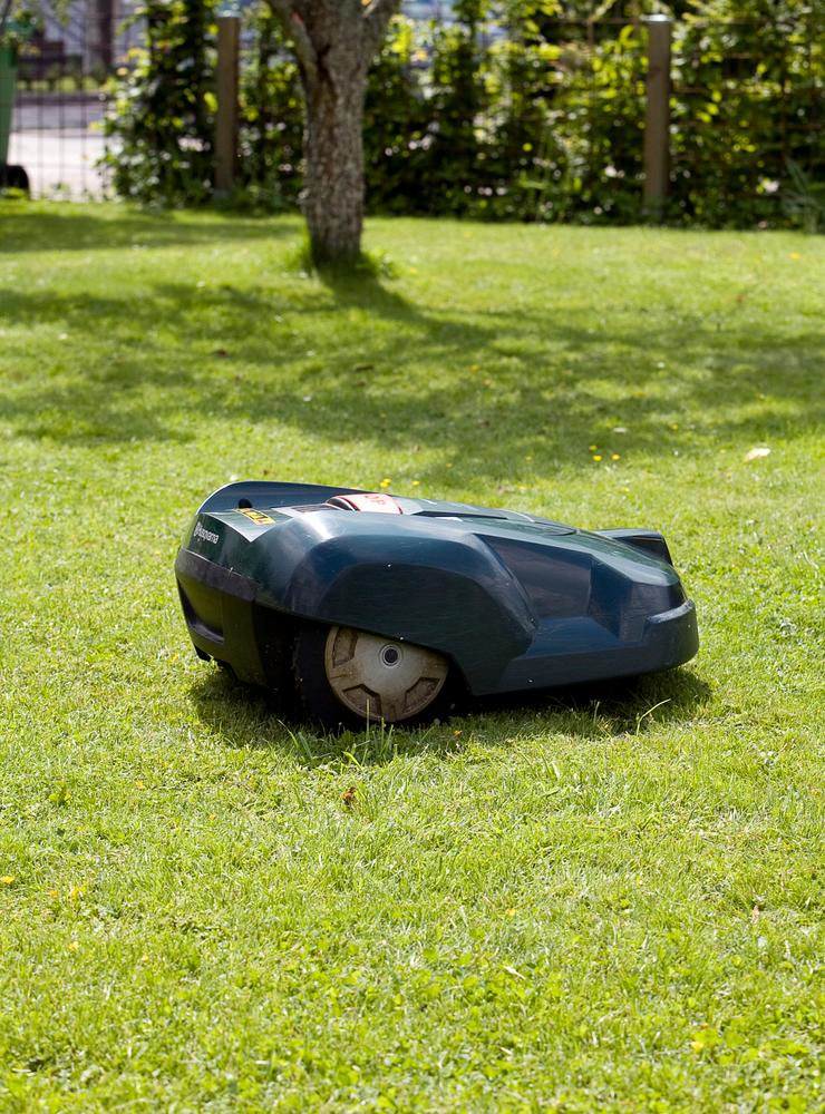 Maria Lindblom har en robotgräsklippare i sin trädgård, i Vänersborg