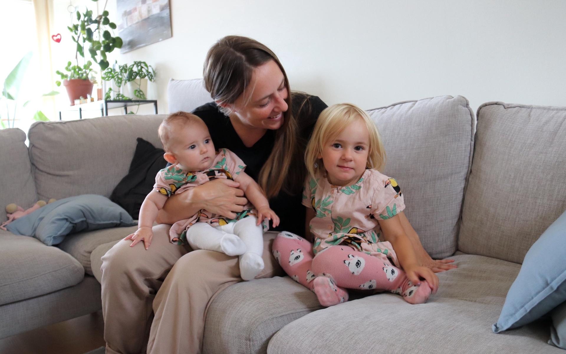 Josefine Vilhelmsson tillsammans med döttrarna Juni och Lykke. Familjen, som även består av pappa Dan Nilsson, bor i Kållered och stortrivs där. 