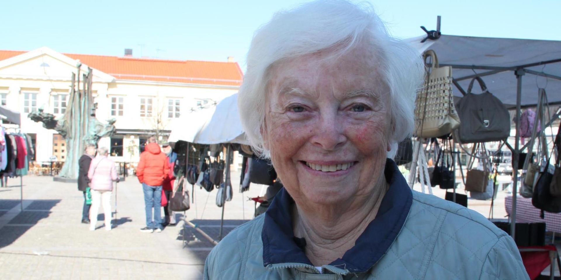 Britt-Mari Jardefur strålar ikapp med vårsolen på Kungsbacka torg.