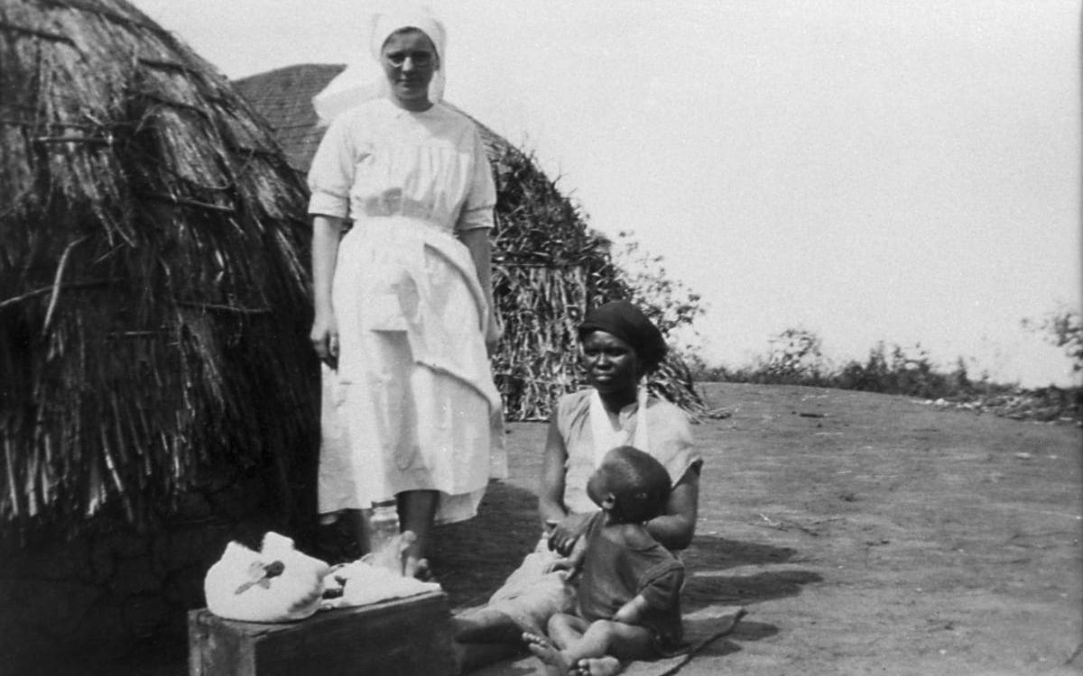 Helga står bredvid några bybor i Sydafrika, omkring 1931. Ur Helgas Andréassons fotoalbum.