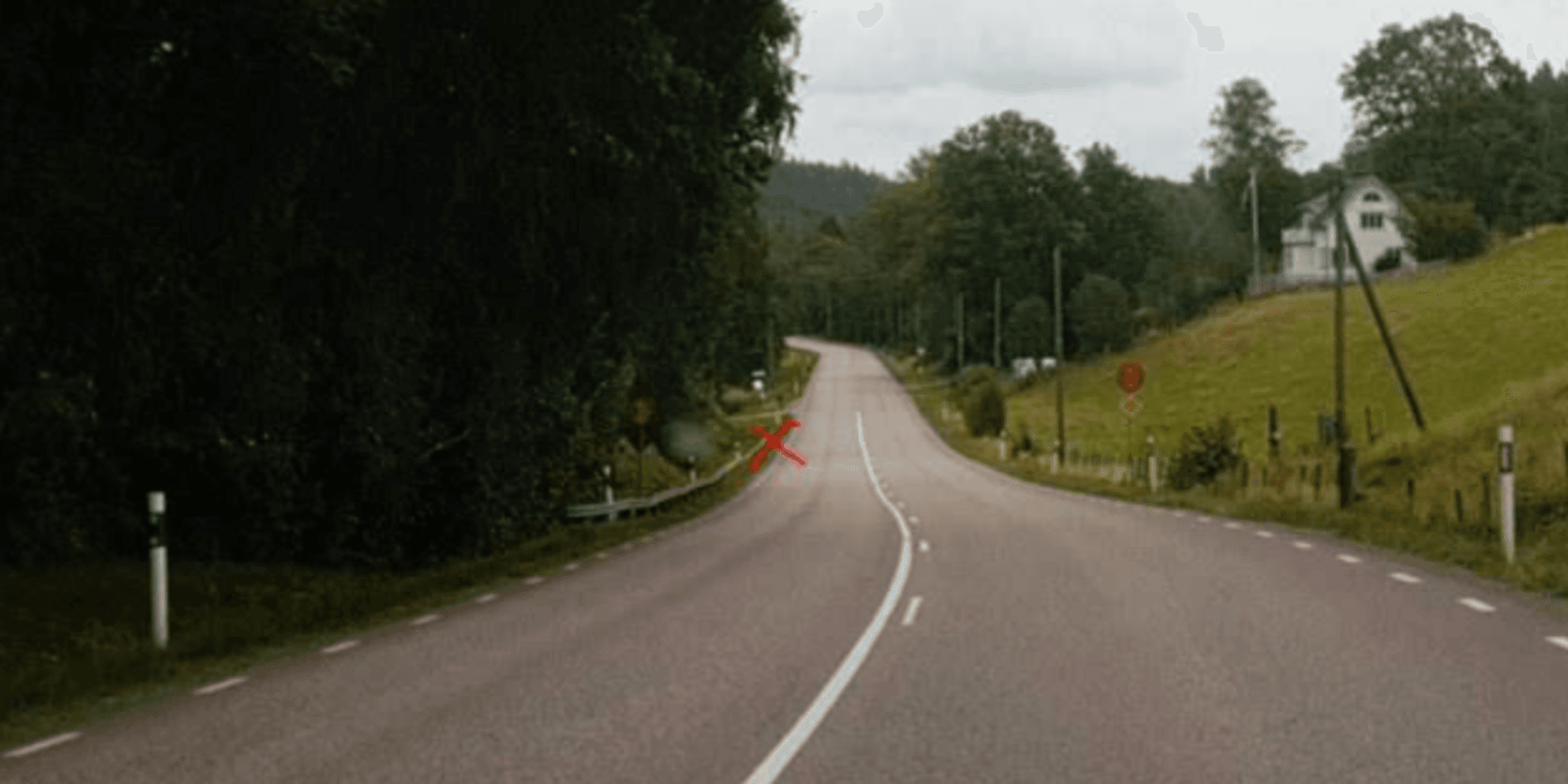 Vid det röda krysset på Hällesåkersvägen ska den nu åtalade mannen ha fått stopp på sitt fordon.