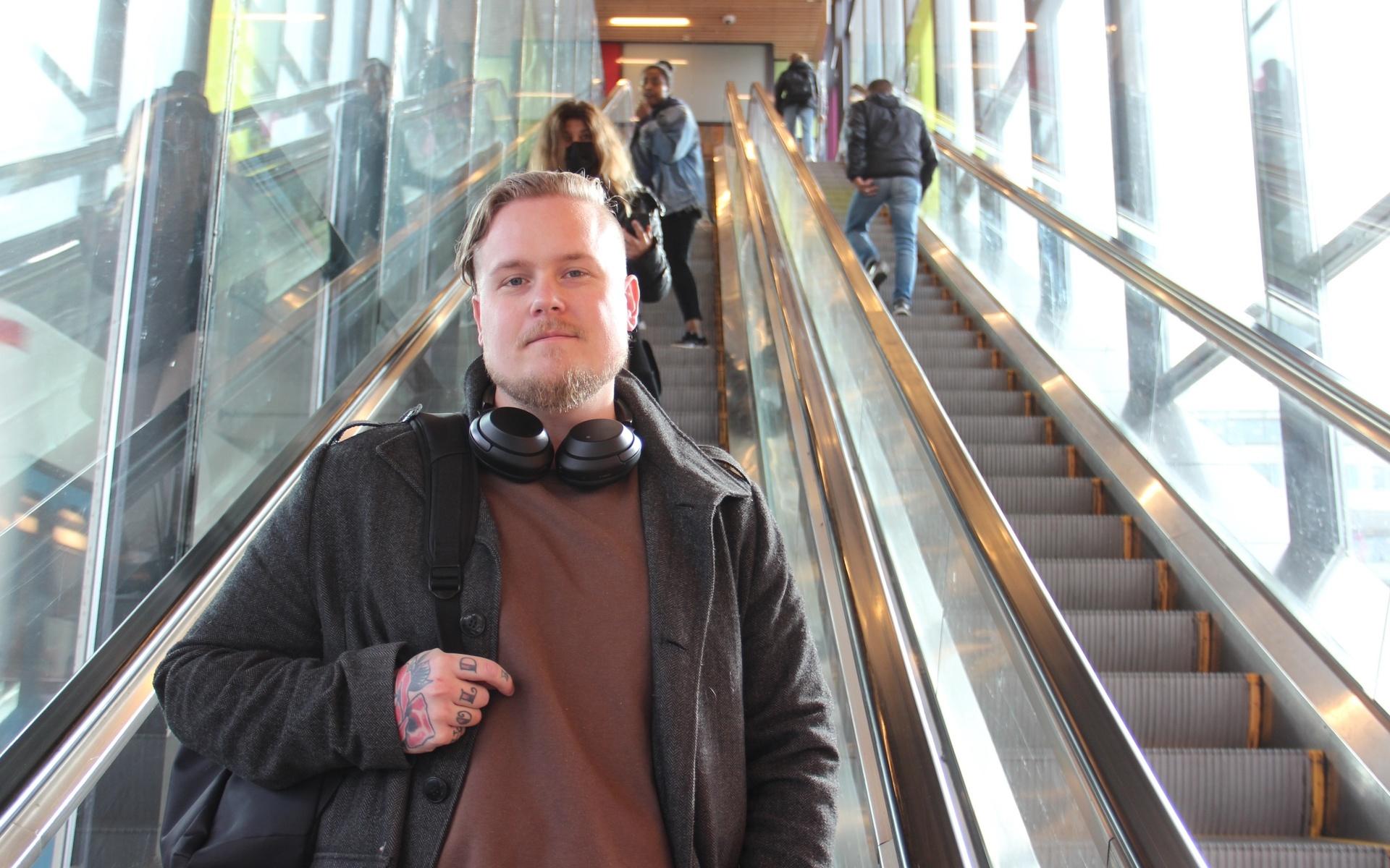 Olle Heimbrand går alternativt åker i rulltrappan vid Mölndals station varje dag. ”Det känns som det alltid är någon av dem som står stilla”, säger han.