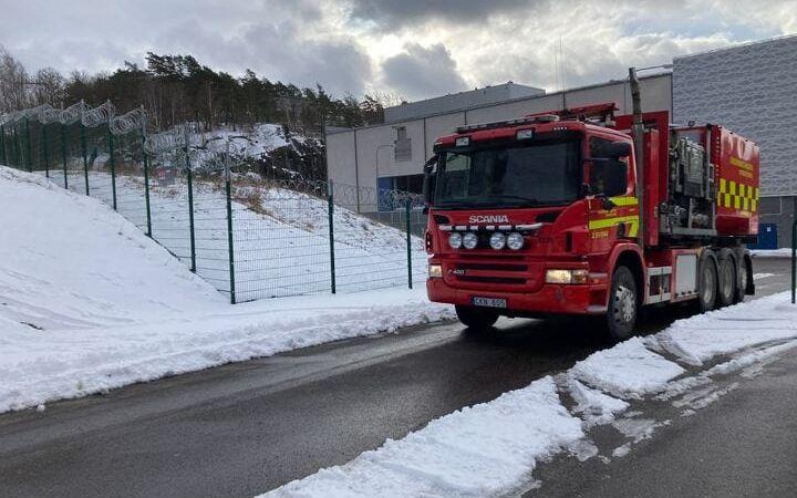 Sex enheter från räddningstjänsten skickades till vattenverket på Bäckravinsgatan i Lackarebäck.