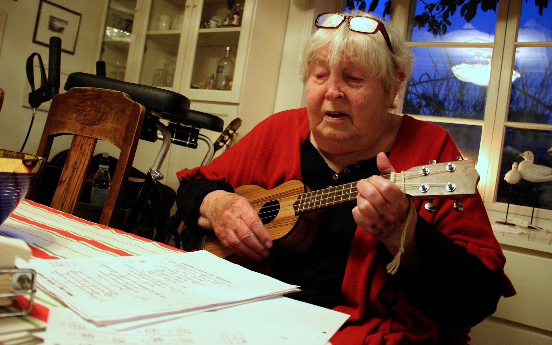 Inga Woldtzs favoritinstrument är gitarr men hon har tvingats skilja sig från instrumentet efter en skada. Nu spelar hon ukulele.