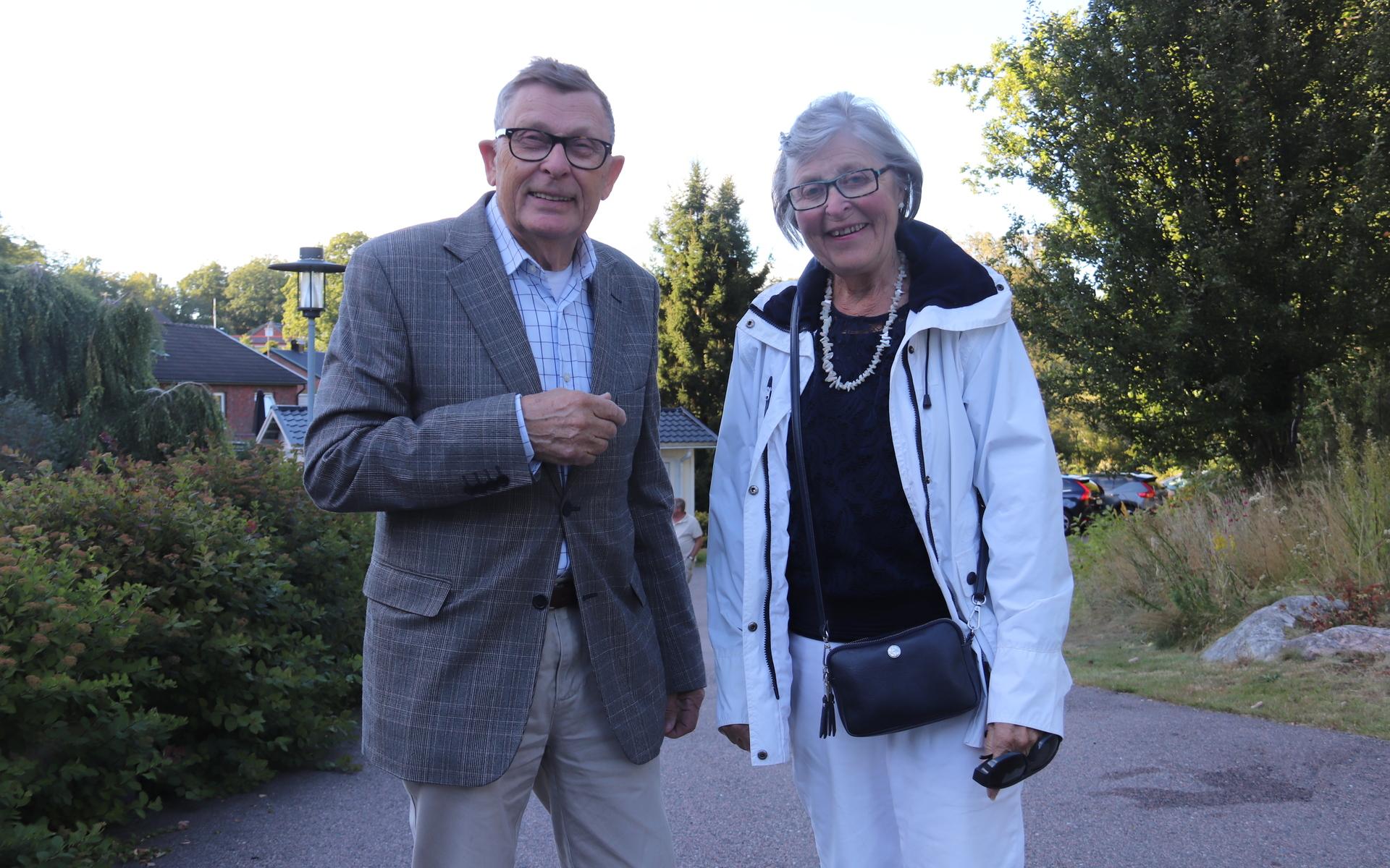 Greggeredsborna Ingemar och Gunnel Bengtsson var några av debattens åhörare. ”De har tagit bort belysningen på vägen mot Hällesåker. Det är tokigt. Det går skolbarn på vägen.”