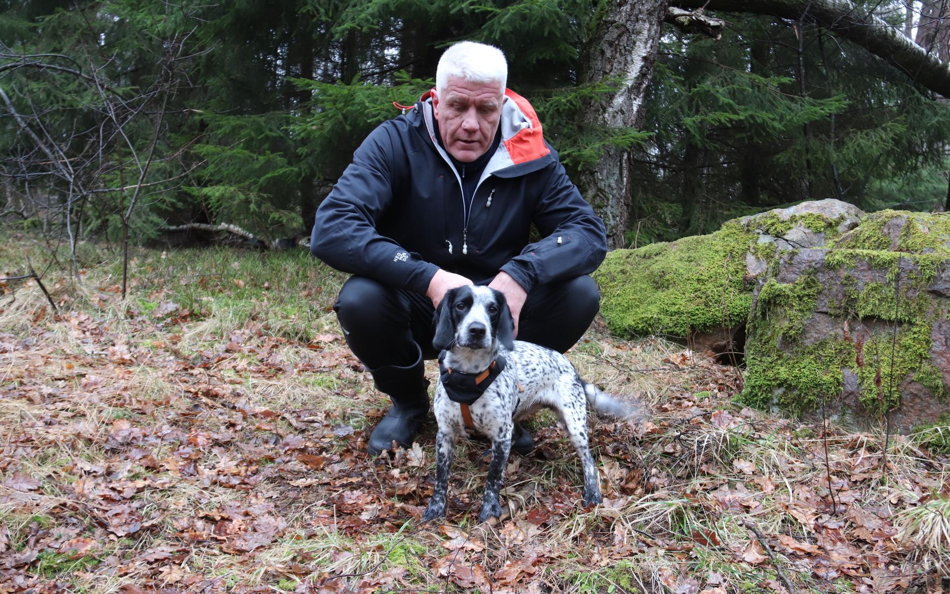 Morfar Mike Byström är ofta med Freja. ”Jag har några kilo att promenera bort efter jul”, säger han.