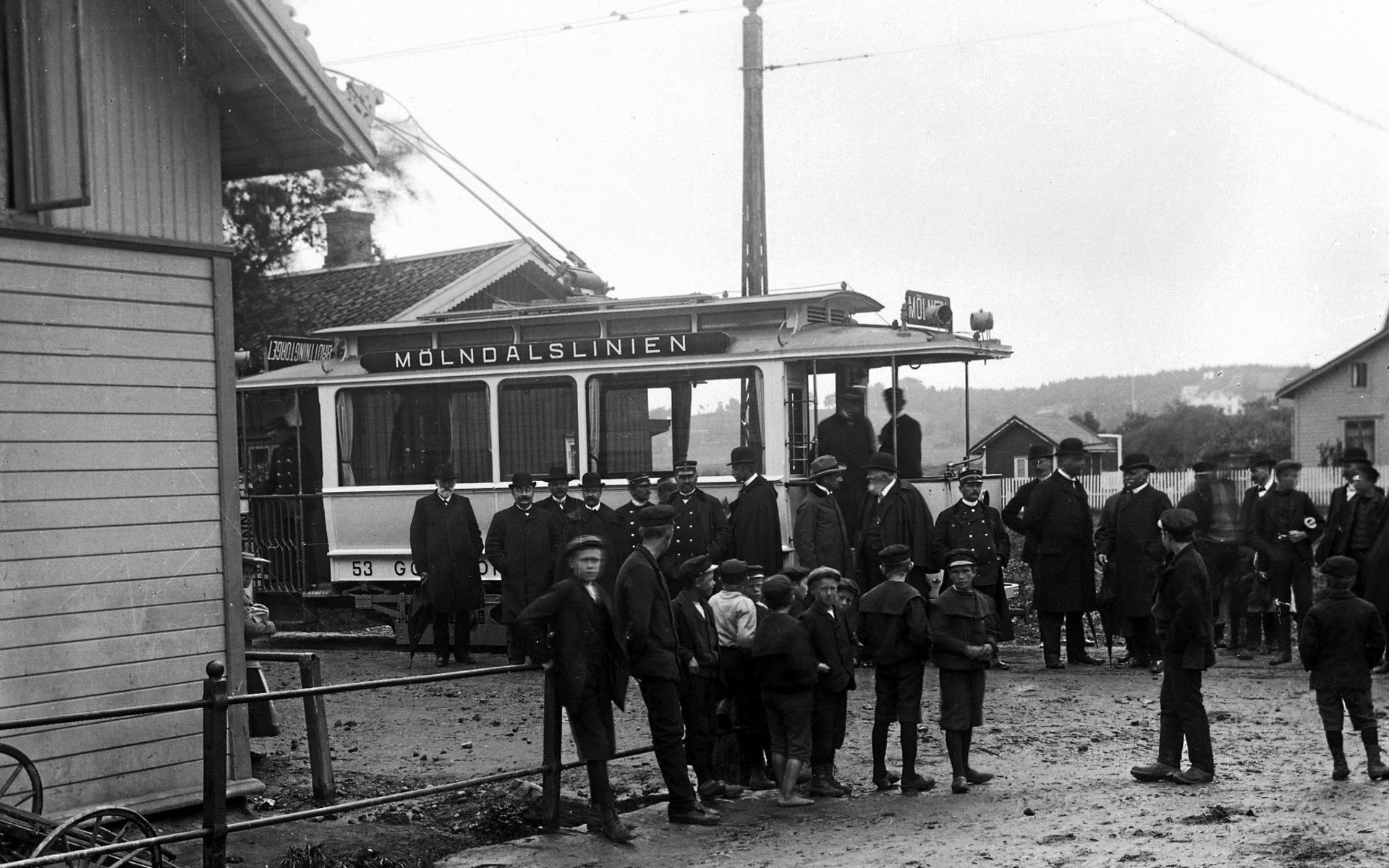 Den 14 augusti 1907 var det besiktning av röd-gröna linje 8 till Mölndalsbro med inbjudna gäster – och intresserade pojkar!