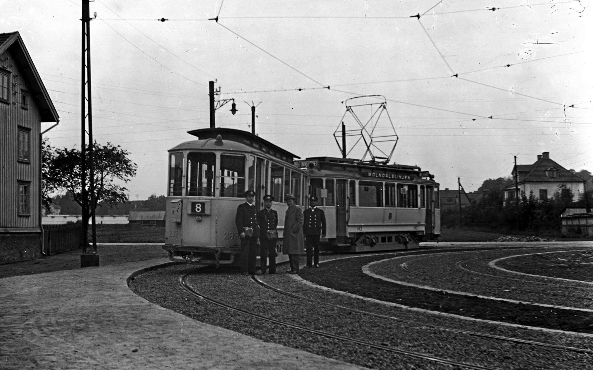 Vändslingan på östra sidan av Göteborgsvägen invigdes den 7 oktober 1937 och användes till 1968. Bilden är från 1938 då också dubbelspåret var klart.