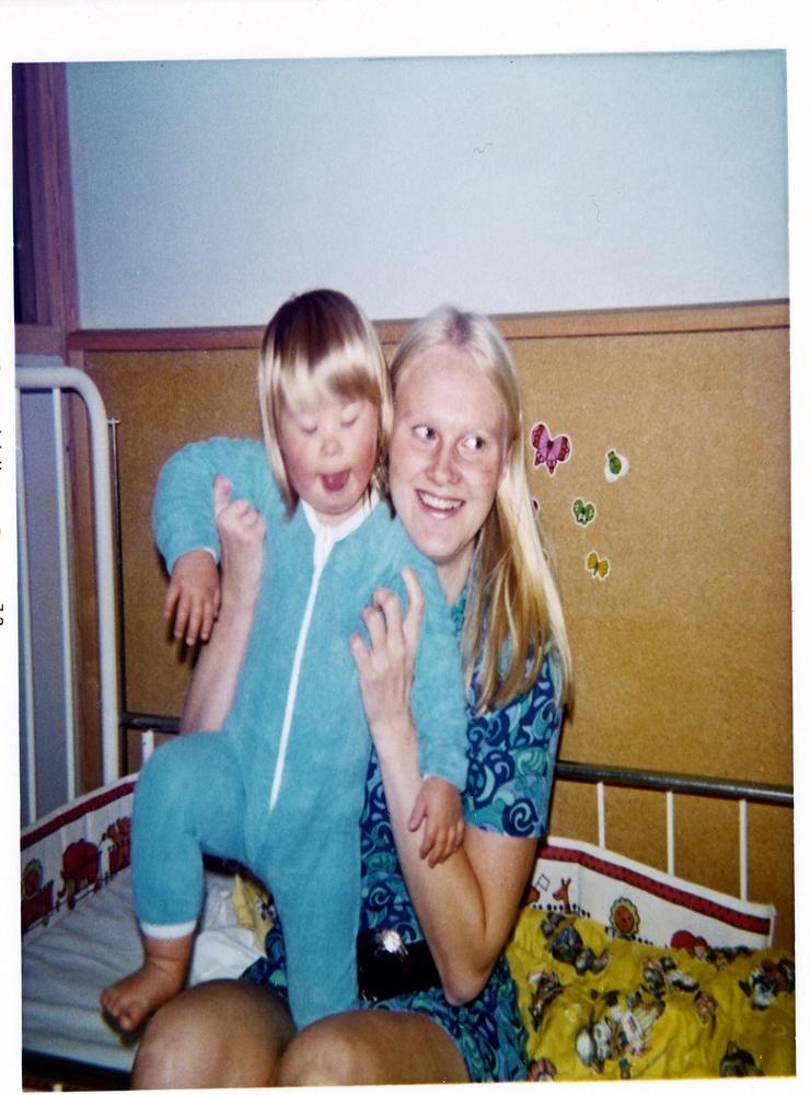 Kristina Karlsson var en av dem som jobbade på Sagåsen. Här syns hon med ”sitt” barn, på 1970-talet.