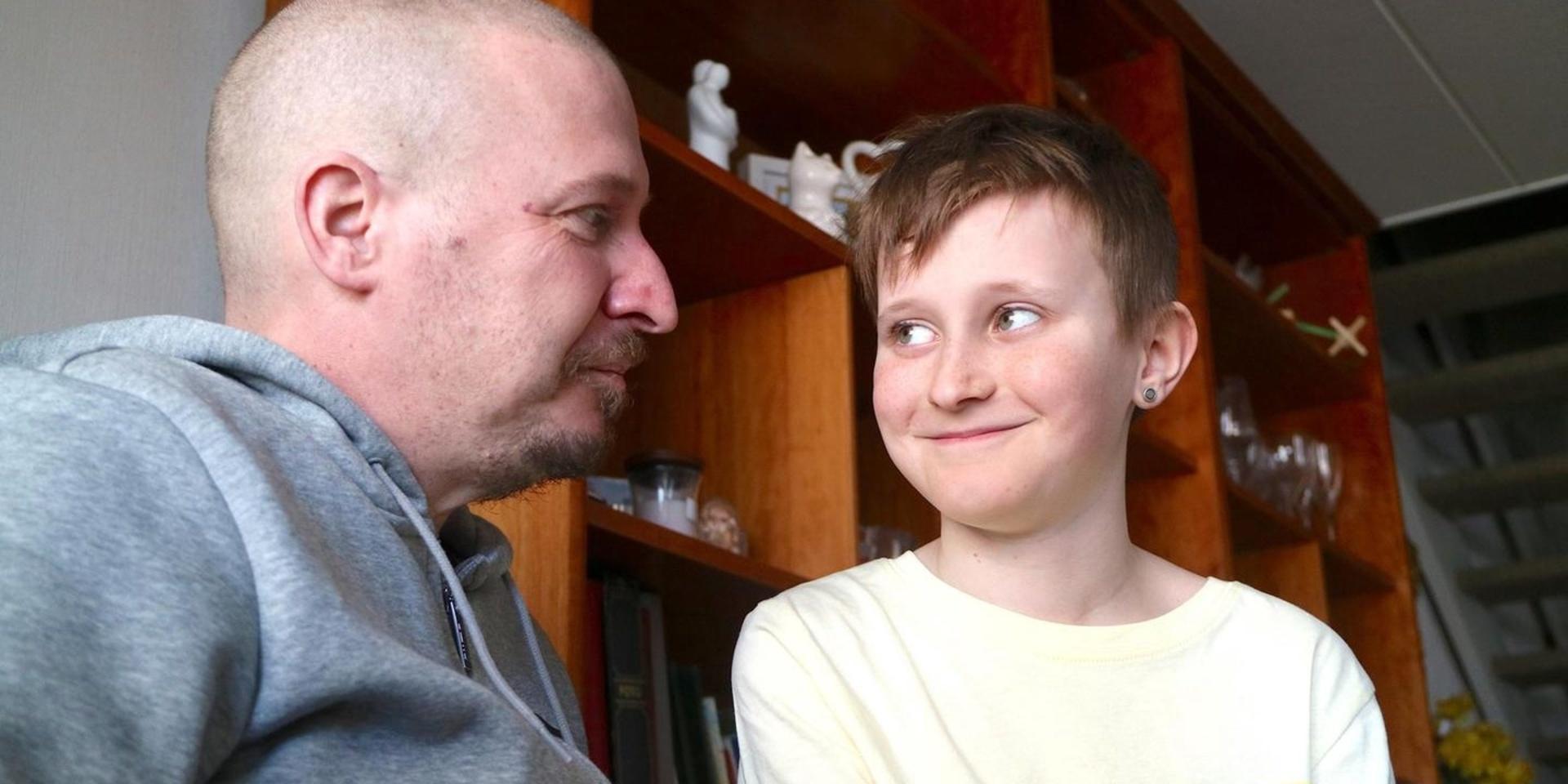 Tomas Angervik och yngsta sonen Charlie två månader efter att Tomas blev dödligt sjuk i corona. Nu, nästan ett halvår efter tiden i respirator, känner han fortfarande av sjukdomen i lungorna. 