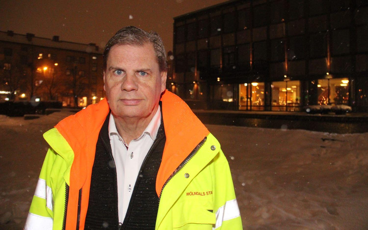 Göran Werner, chef för tekniska förvaltningen i Mölndal, berättar att julbelysningen inte står för en stor ekonomisk belastning, därför kan de sättas upp som vanligt.