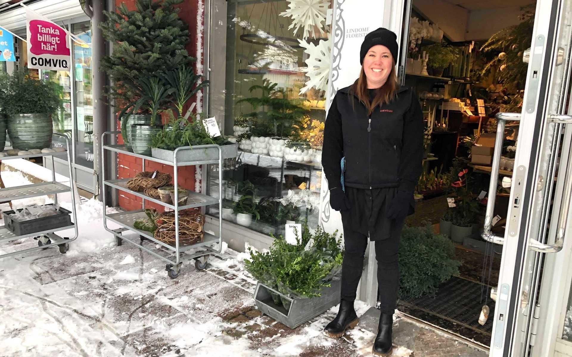 Anna Andersson, 35, jobbar på Lindomefloristerna och plockar för tillfället ut växter som ska stå utanför ingången. Hon fryser, men har ändå ingenting emot vädret.  ”Snön förhöjer verkligen adventsveckan, och tågen har gått i tid, så jag har ingenting att klaga på”, säger hon och skrattar. 