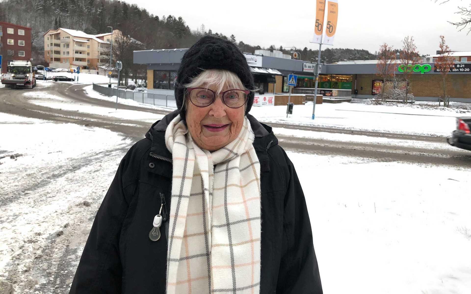 83-åriga Ejan Nord bor vid Peppareds torg, men är ute och gör ärenden i Kållered. Hon älskar snöfallet. ”När jag var barn i Göteborg hade vi alltid vita vintrar”. 