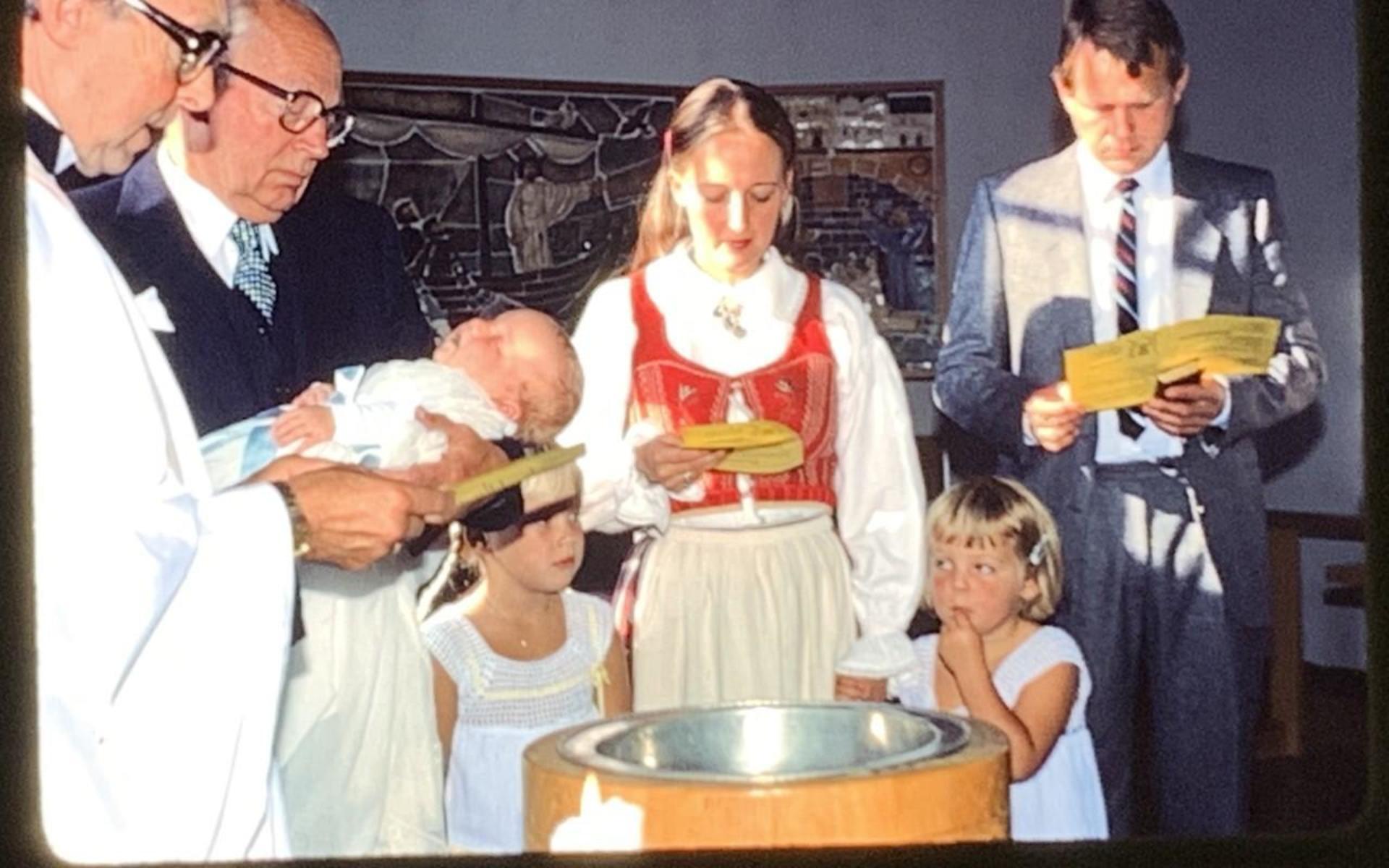 Oskar i farfar Kurts famn, omgiven av föräldrar och systrar på dopet i Skåne 1982. 