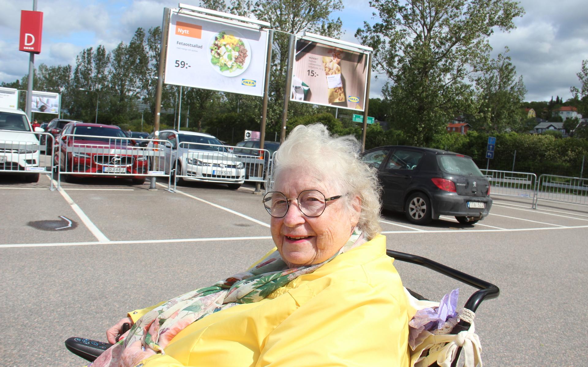 ”När man blir gammal har man så mycket grejer så jag behöver inget mer. Jag passade bara på att titta lite innan jag går på Ikea”, säger 86 år gamla Margareta Bengtsson.
