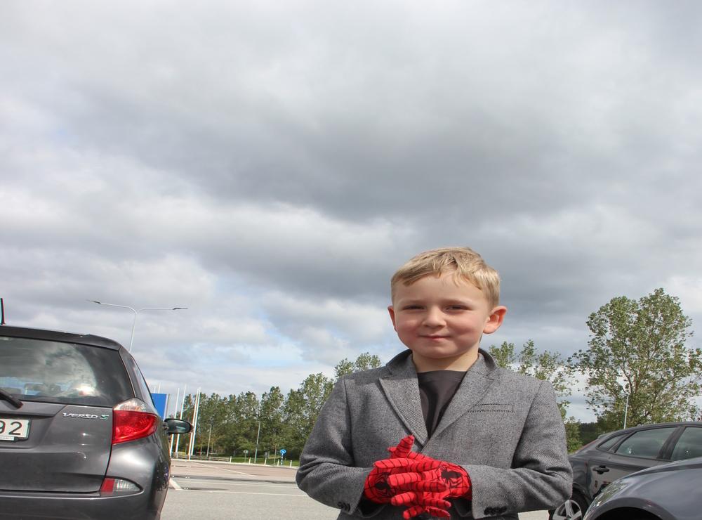 Sex år gamla Jack Jeansson från Balltorp hittade fräcka Spider-Man-handskar på marknaden. 