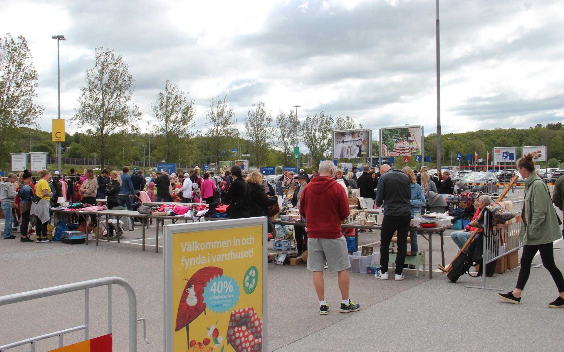 69 försäljare hade anmält sig till lördagens loppmarknad på Ikeas parkering.