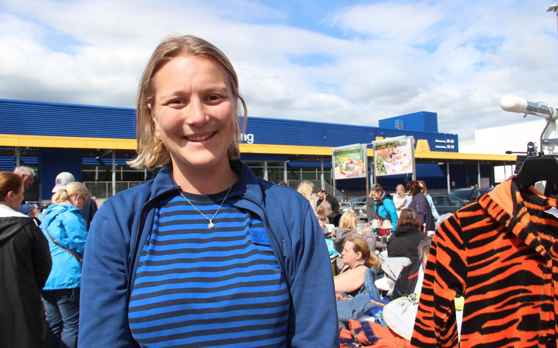 Ikea-anställda Emma Magnusson håller uppsikt över marknaden och ser till så att alla försäljare får sina matkuponger till Ikeas restaurang. ”Att vi fick sol är ju underbart”, säger hon. 