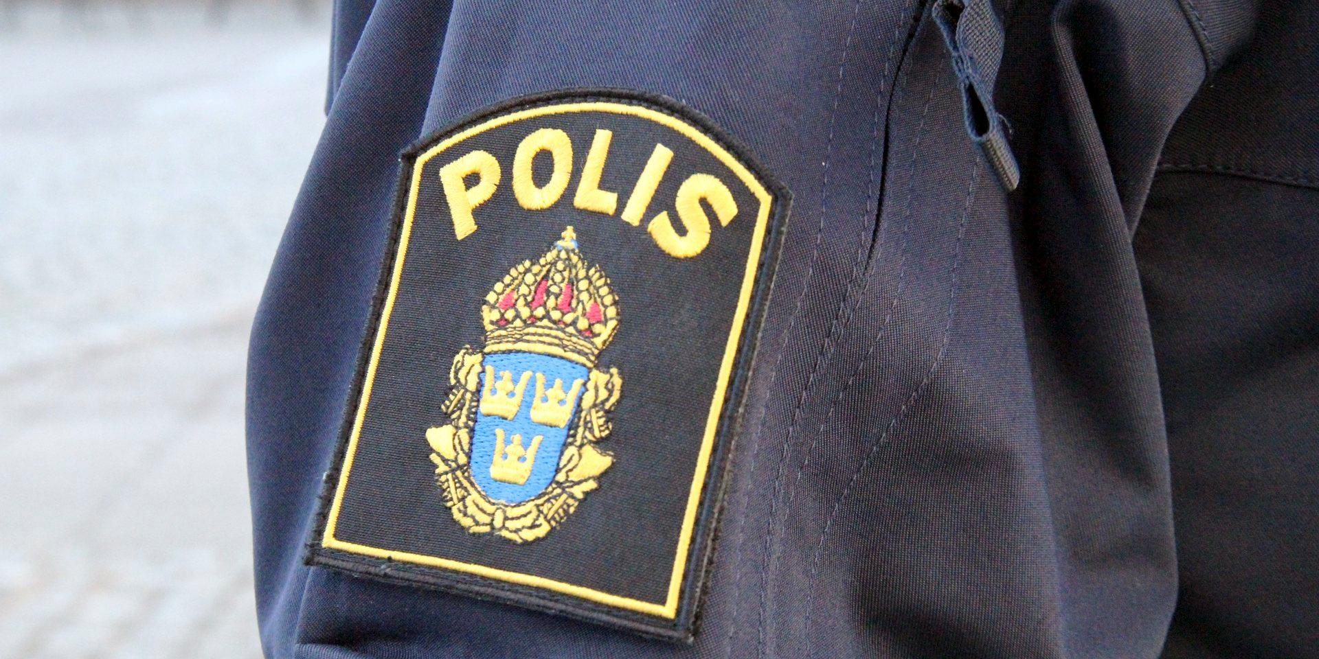 Flera stulna cyklar hittades under tisdagskvällen på Gustavsbergsgatan. Samma kväll besköts en polis med röd laser på adressen. 