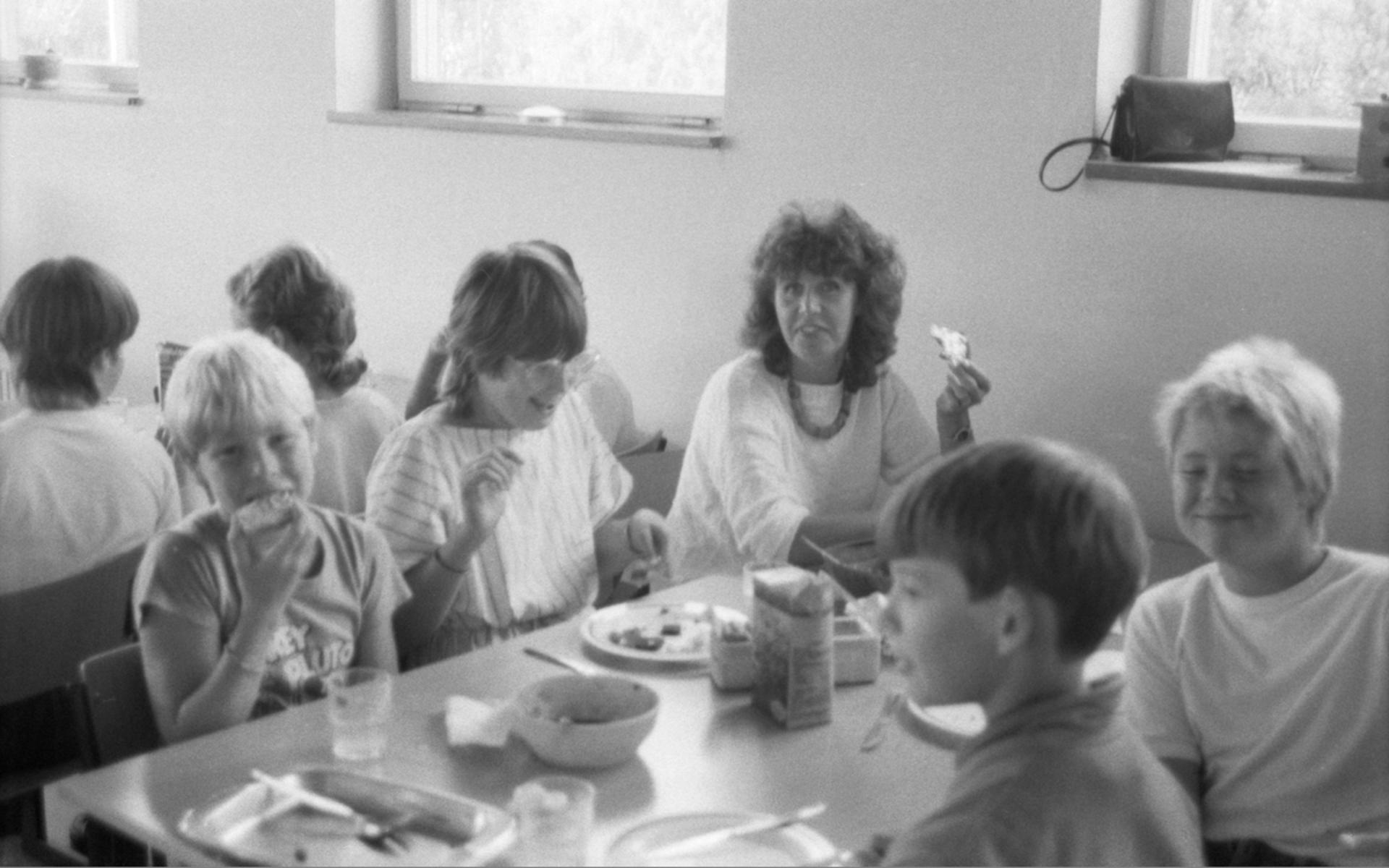 Bamba i Brattåsskolan med elever och en lärare 1984.