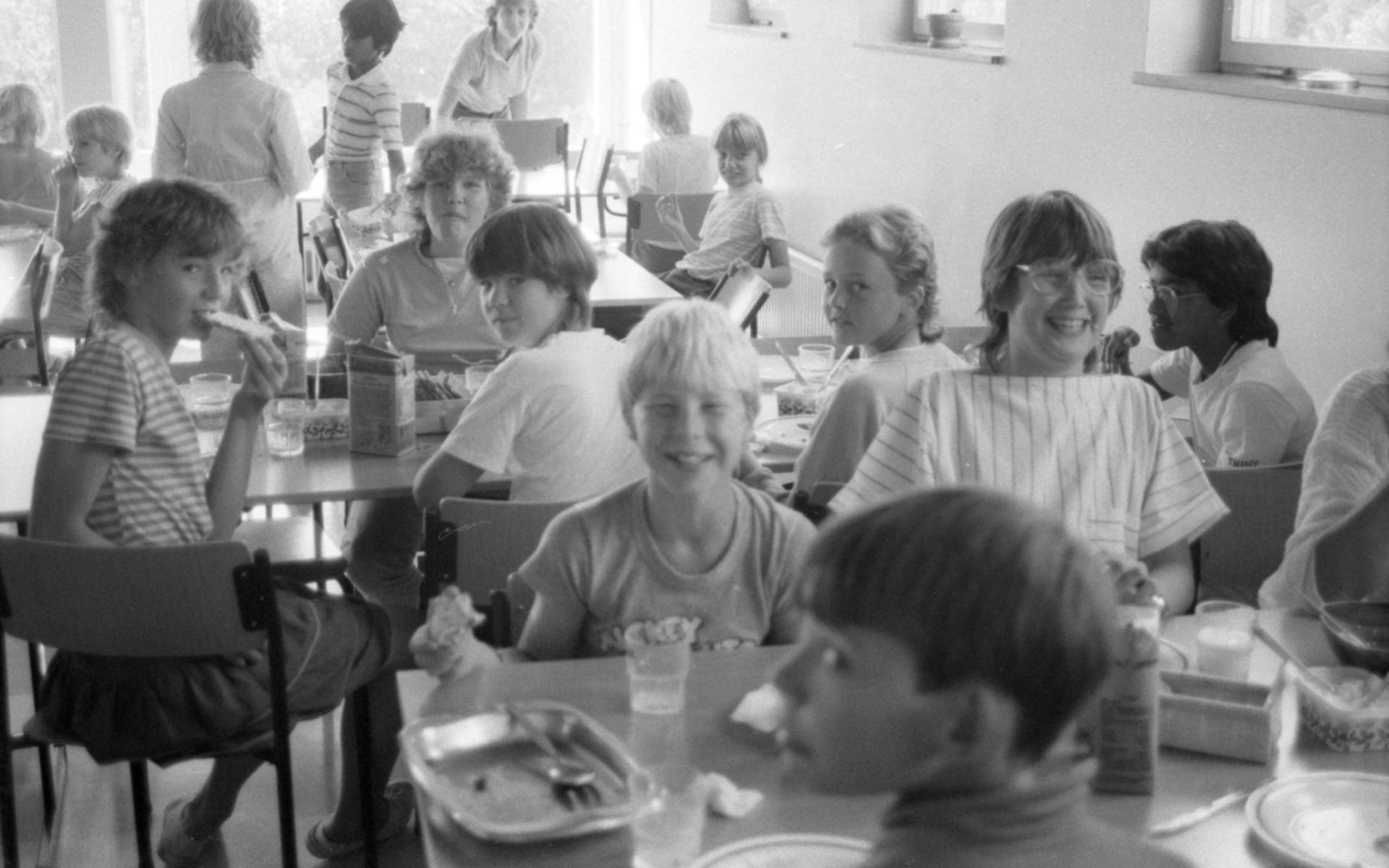Elever i bamba i Brattåsskolan, efter en renovering 1984. 