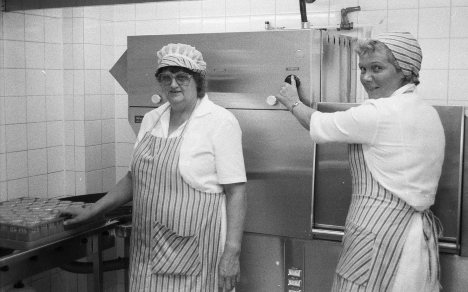 Gudrun Johansson och Marita Karisar, köket 1984. 