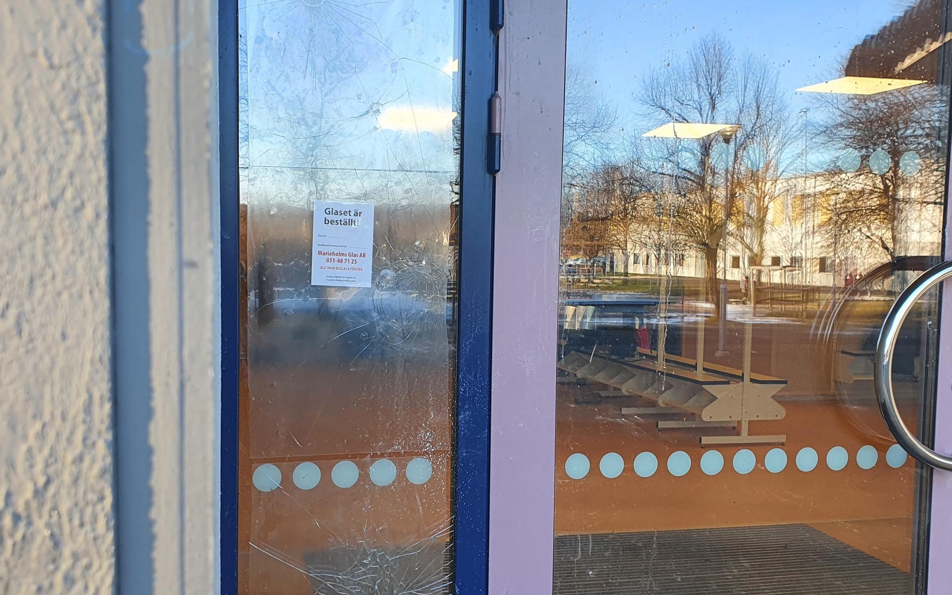 Det ska vara runt tio fönsterrutor och glaset i en entrédörr som förstörts på Almåsskolan under helgen.
